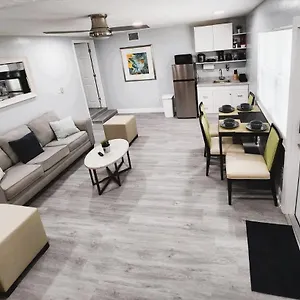 Cheerful Super + 2 Queen + Sofa Bed Minutes From The Airport! , Tampa United States