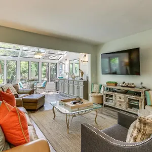 Modern Hilton Head Retreat Walk To And Golf! , Hilton Head Island United States